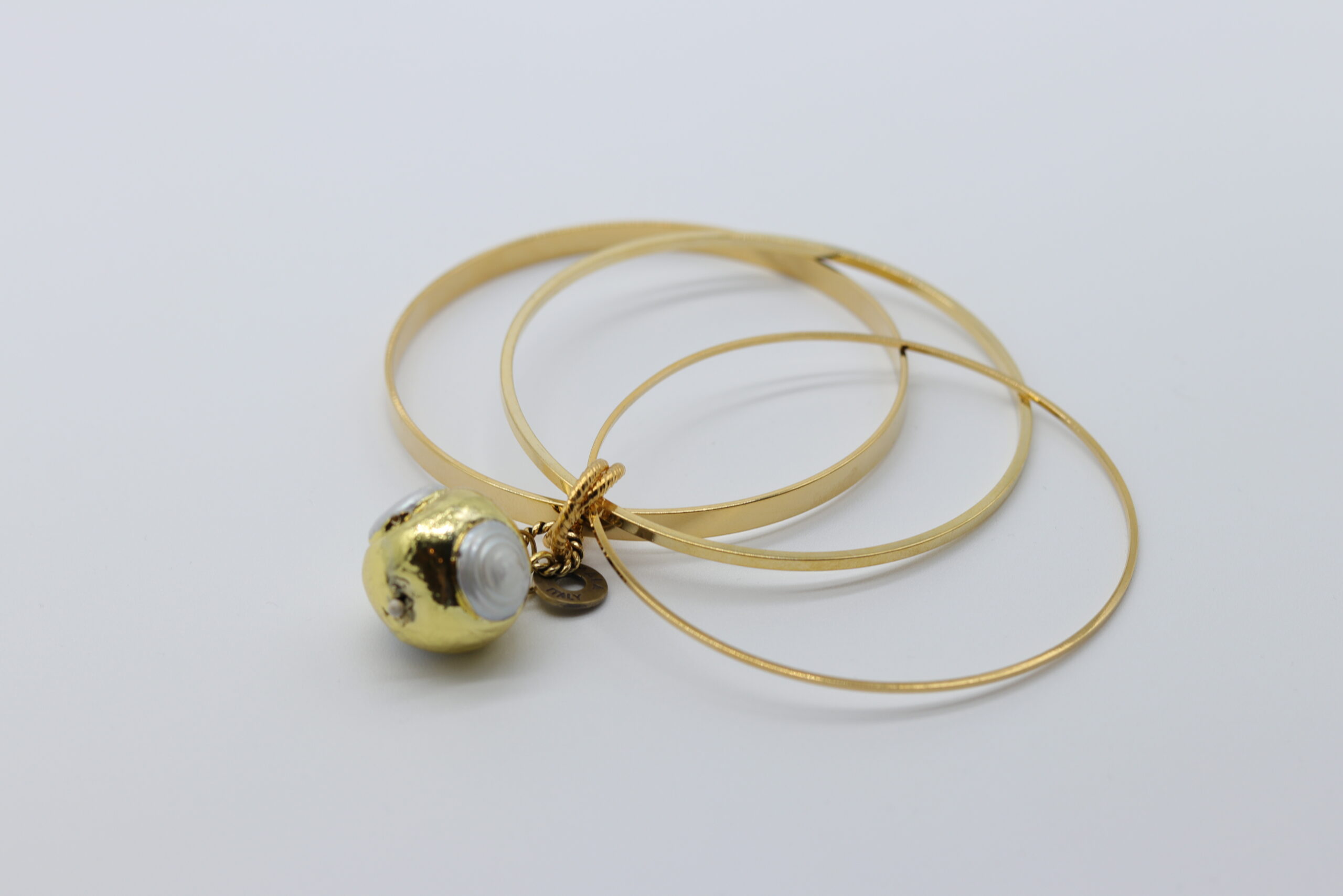 Bracciale gold almala rigido con tre anelli, dorato, con ciondolo in perla