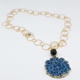 Collana di almala sui toni del Blu con catena dorata.
