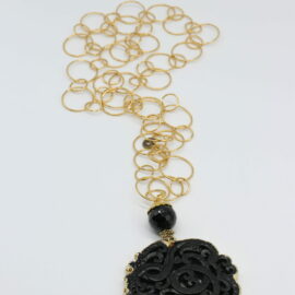 Collana di almala sui toni del Nero con catena dorata.