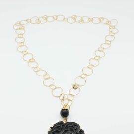 Collana di almala sui toni del Nero con catena dorata.