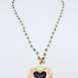 Collana di pietre grigie con ciondolo a forma di ex voto cuore in ottone e pietra nera