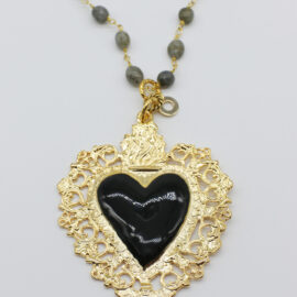 Collana di pietre grigie con ciondolo a forma di ex voto cuore in ottone e pietra nera