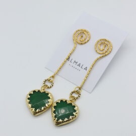 Orecchini in ottone con tappabuchi a spirale e ciondolo in resina verde, marca almala