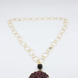 Collana di almala sui toni del Bordeaux con catena dorata.