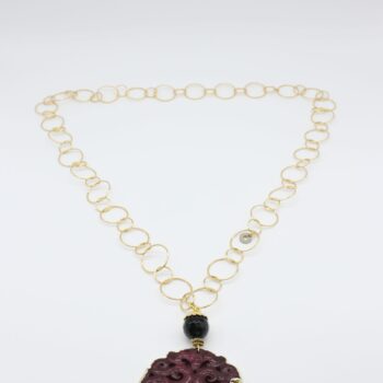 Collana di almala sui toni del Bordeaux con catena dorata.