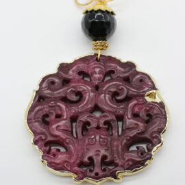 Collana di almala sui toni del Bordeaux con catena dorata.
