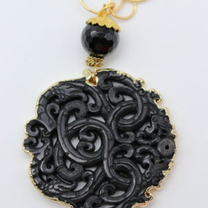 Collana di almala sui toni del Nero con catena dorata.