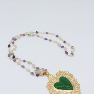 Collana di pietre con ciondolo a forma di ex voto cuore in ottone e pietra verde