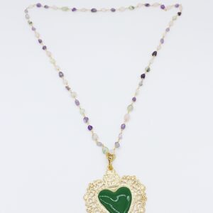 Collana di pietre con ciondolo a forma di ex voto cuore in ottone e pietra verde