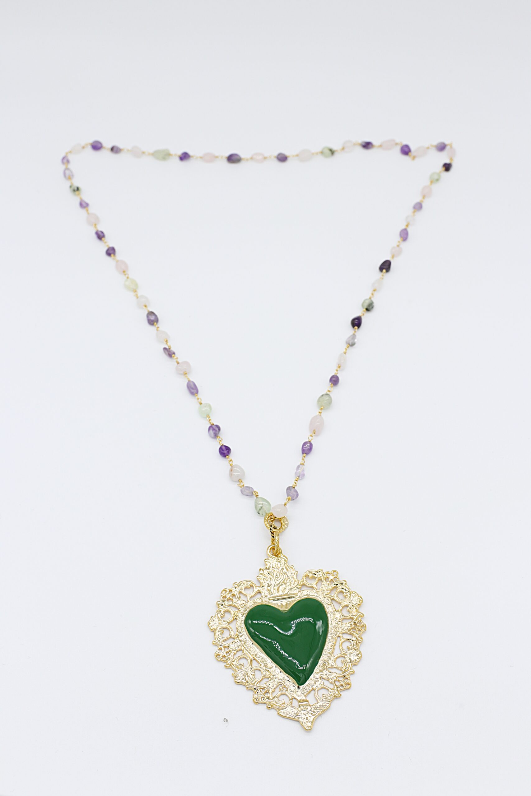 Collana di pietre con ciondolo a forma di ex voto cuore in ottone e pietra verde