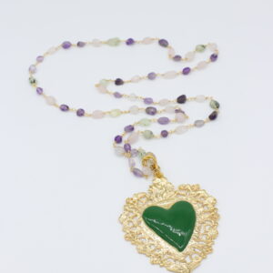 Collana di pietre con ciondolo a forma di ex voto cuore in ottone e pietra verde