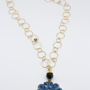 Collana di almala sui toni del Blu con catena dorata.