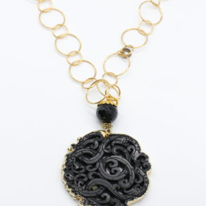 Collana di almala sui toni del Nero con catena dorata.