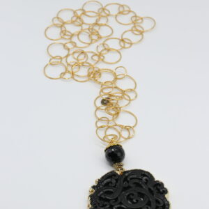 Collana di almala sui toni del Nero con catena dorata.