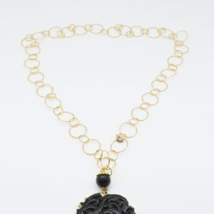 Collana di almala sui toni del Nero con catena dorata.
