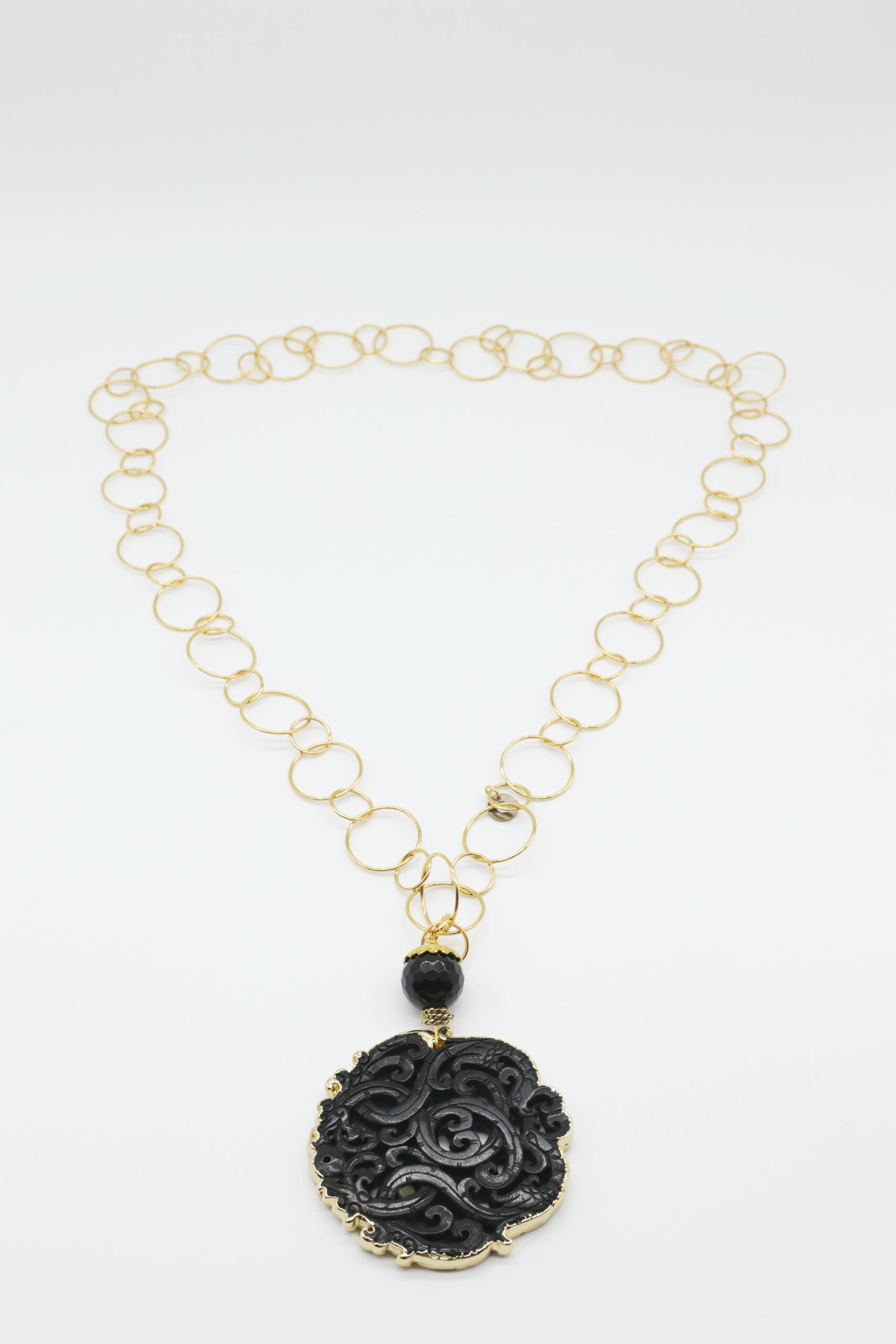 Collana di almala sui toni del Nero con catena dorata.