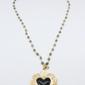 Collana di pietre grigie con ciondolo a forma di ex voto cuore in ottone e pietra nera