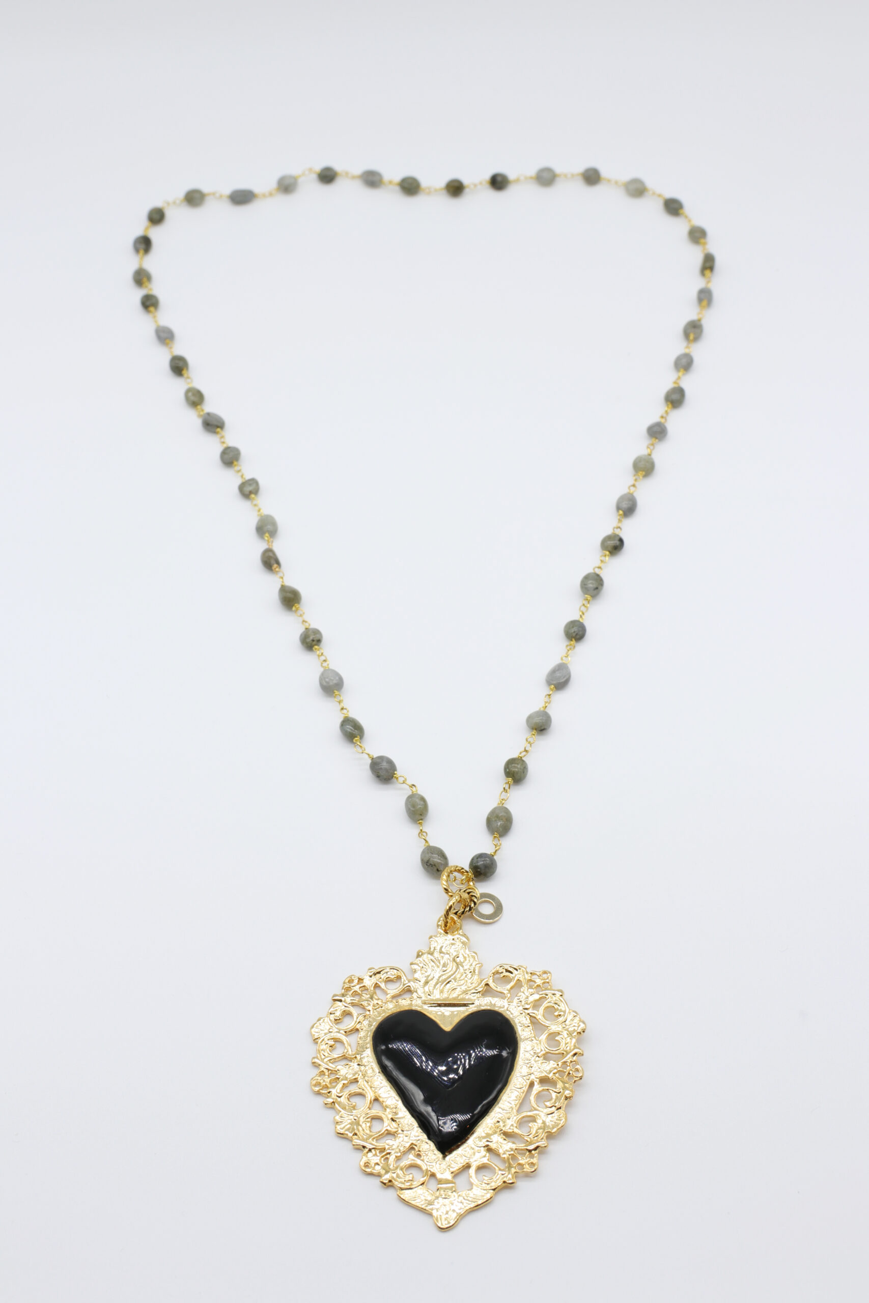 Collana di pietre grigie con ciondolo a forma di ex voto cuore in ottone e pietra nera