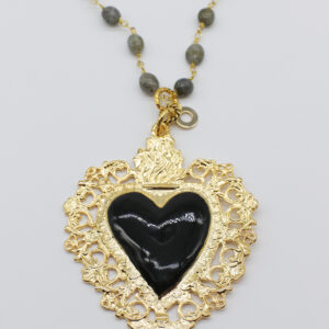 Collana di pietre grigie con ciondolo a forma di ex voto cuore in ottone e pietra nera