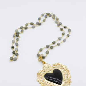 Collana di pietre grigie con ciondolo a forma di ex voto cuore in ottone e pietra nera