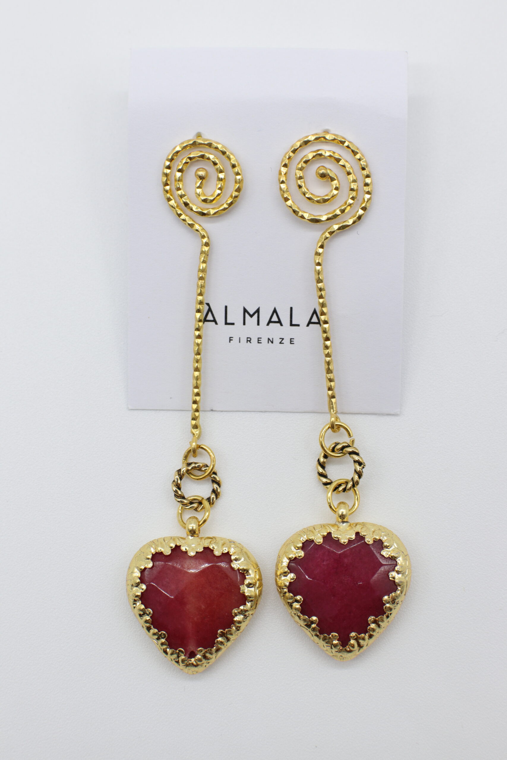 Orecchini a forma di cuore in ottone e pietra fucsia