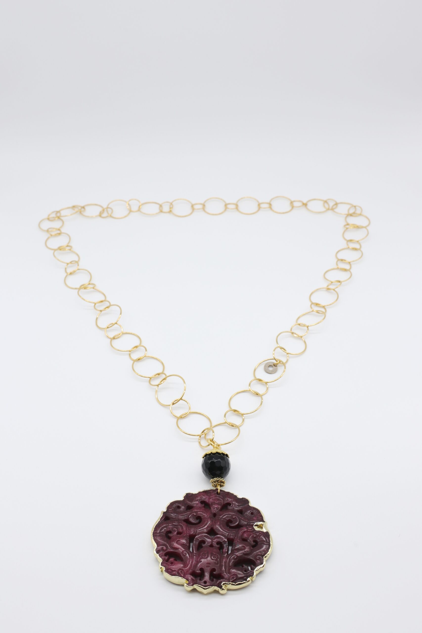 Collana di almala sui toni del Bordeaux con catena dorata.