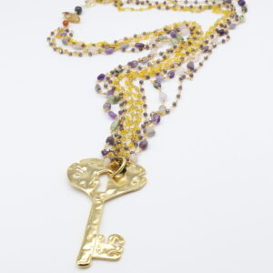 Collana Rosario Key Almala sui toni del giallo e viola con grossa ciondolo in ottone a forma di chiave realizzato a mano