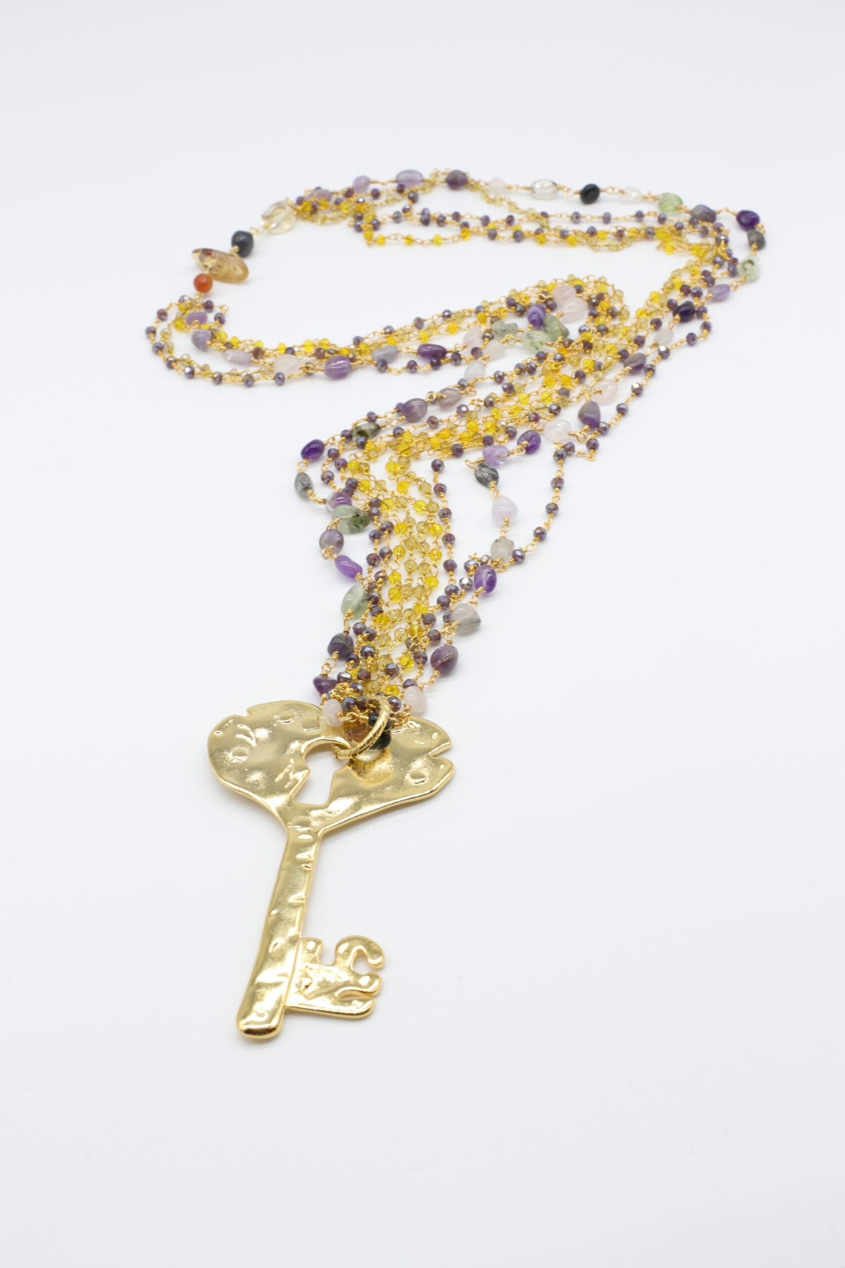 Collana Rosario Key Almala sui toni del giallo e viola con grossa ciondolo in ottone a forma di chiave realizzato a mano