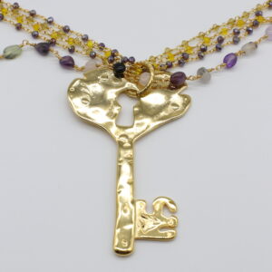 Collana Rosario Key Almala sui toni del giallo e viola con grossa ciondolo in ottone a forma di chiave realizzato a mano