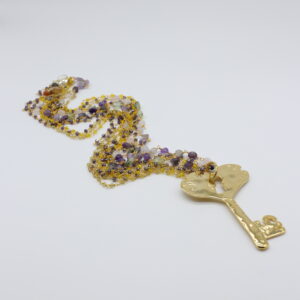 Collana Rosario Key Almala sui toni del giallo e viola con grossa ciondolo in ottone a forma di chiave realizzato a mano