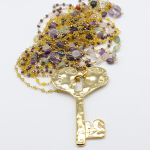 Collana Rosario Key Almala sui toni del giallo e viola con grossa ciondolo in ottone a forma di chiave realizzato a mano